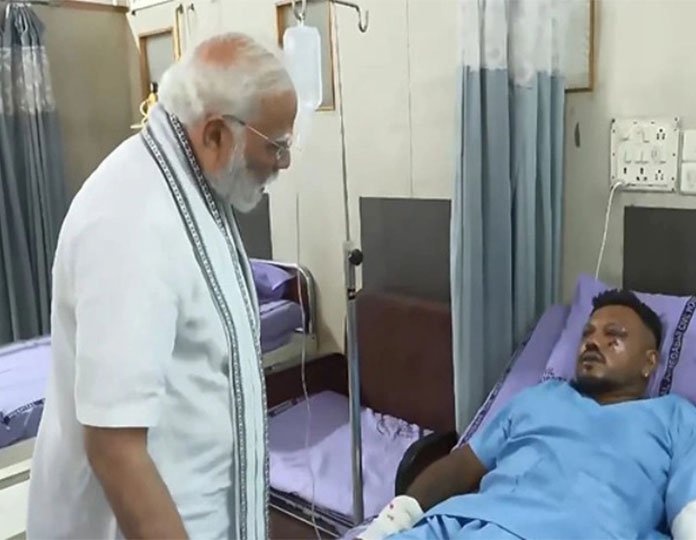 PM-Modi-meets-lone-survivor